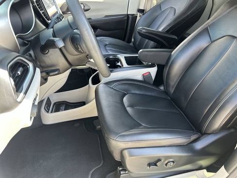 Used 2024 Chrysler Pacifica Touring-L FWD image 21