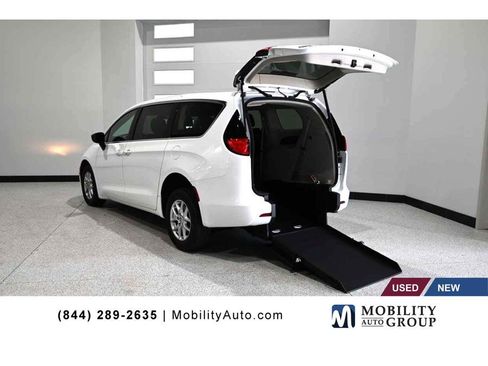 Used 2024 Chrysler Voyager LX FWD image 1