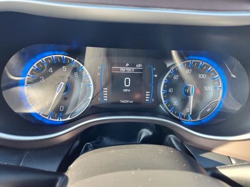 Used 2018 Chrysler Pacifica Touring-L FWD image 20