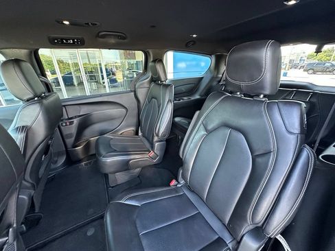 Used 2025 Chrysler Pacifica Select FWD image 32
