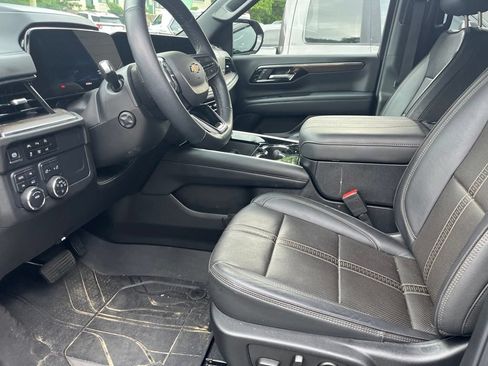 Used 2025 Chevrolet Suburban High Country AWD/4WD image 12