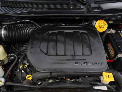 Used 2019 Dodge Grand Caravan SXT w/ Blacktop Package FWD image 32