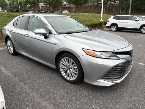 Used 2018 Toyota Camry XLE w/ Audio Package FWD image 2