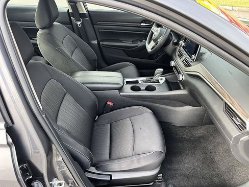 Certified 2025 Nissan Altima 2.5 SV FWD image 17