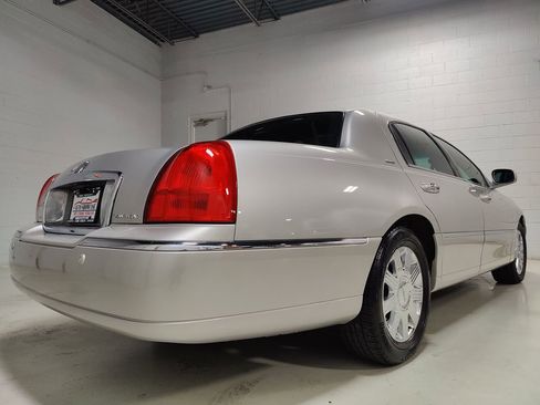Used 2004 Lincoln Town Car Ultimate image 7