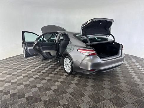 Used 2020 Toyota Camry XLE FWD image 18