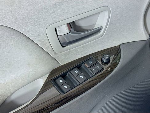 Used 2017 Toyota Sienna XLE Premium image 18