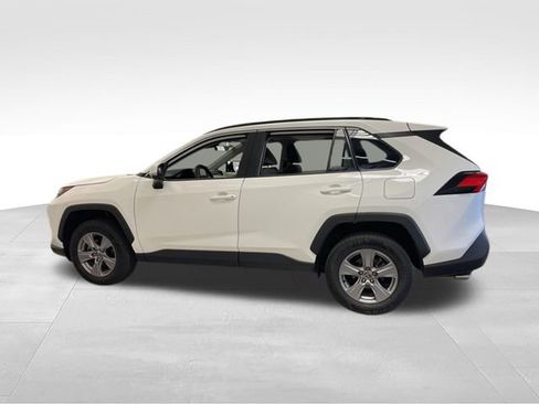 Used 2022 Toyota RAV4 XLE w/ Convenience Package AWD/4WD image 4