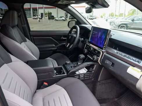 Used 2025 Toyota Tacoma TRD Off-Road image 17