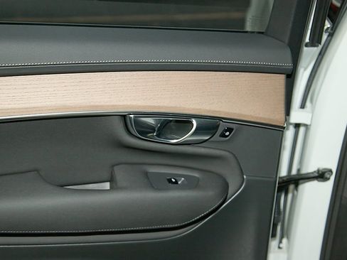 New 2025 Volvo XC90 B6 Plus w/ Protection Package Premier image 18