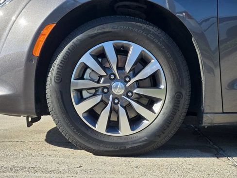 Used 2020 Chrysler Pacifica Limited w/ Advanced Safetytec Group FWD image 11