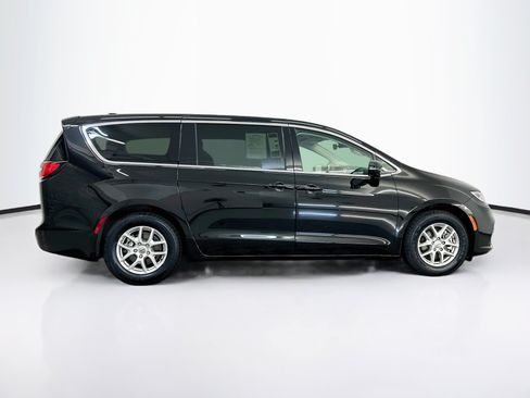 Used 2024 Chrysler Pacifica Touring-L FWD image 10