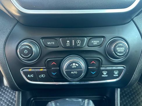 Used 2021 Jeep Cherokee Trailhawk w/ Sun, Sound & Nav Group AWD/4WD image 22
