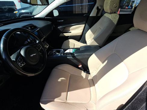 Used 2018 Jaguar XE Premium image 7