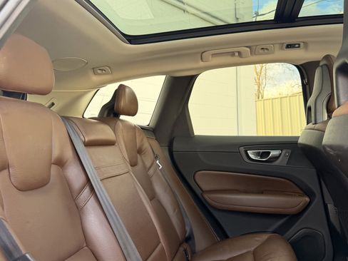 Used 2019 Volvo XC60 T5 Momentum w/ Multimedia Package image 20