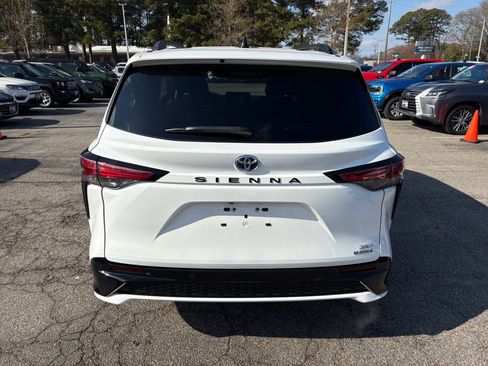 Used 2022 Toyota Sienna XSE image 6