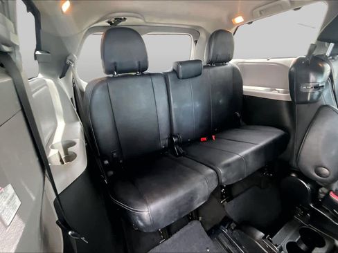 Used 2015 Toyota Sienna SE FWD image 34
