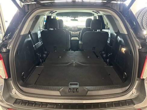 Used 2023 Ford Explorer XLT image 9