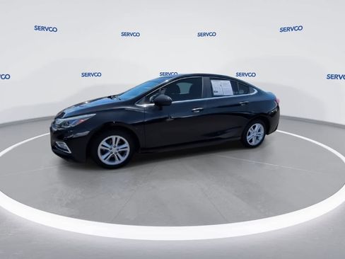 Used 2017 Chevrolet Cruze LT w/ Convenience Package FWD image 4