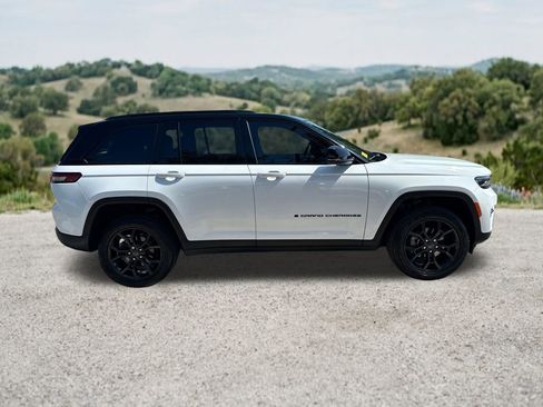 Used 2025 Jeep Grand Cherokee Limited AWD/4WD image 12