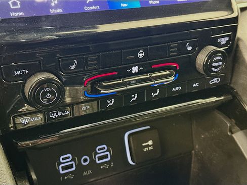 Used 2023 Jeep Grand Cherokee Limited image 24