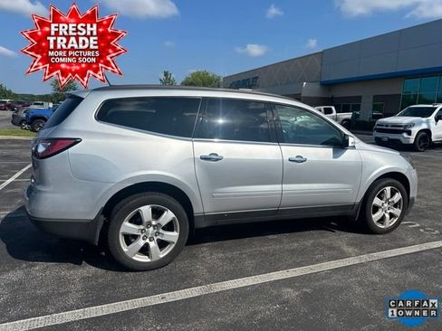 Used 2017 Chevrolet Traverse LT w/ Style and Technology Package FWD image 4