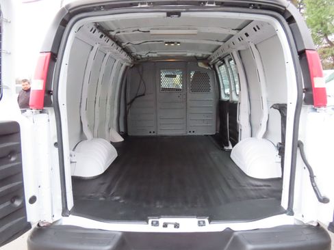 Used 2015 Chevrolet Express 2500 image 9