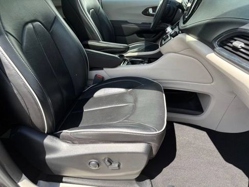 Used 2023 Chrysler Pacifica Limited FWD image 21