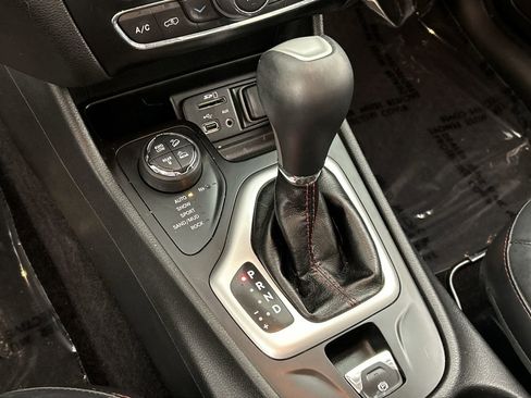 Used 2016 Jeep Cherokee Trailhawk w/ Comfort/Convenience Group AWD/4WD image 16