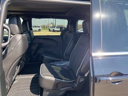 New 2026 Chrysler Pacifica Limited FWD image 21