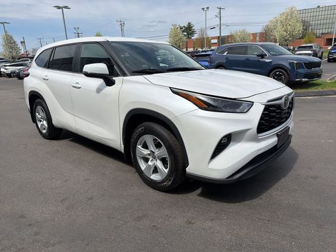 Used 2024 Toyota Highlander LE AWD/4WD image 4