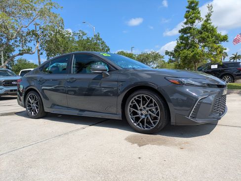 Used 2025 Toyota Camry SE FWD image 2