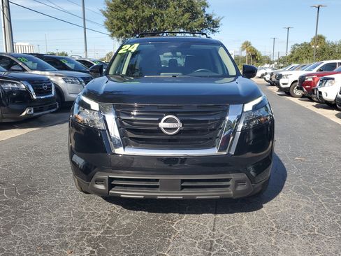 Used 2024 Nissan Pathfinder SV image 2