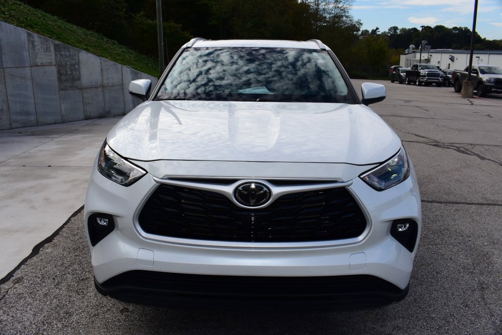 Used 2024 Toyota Highlander XLE AWD/4WD image 2
