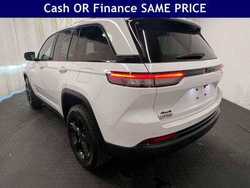 Used 2022 Jeep Grand Cherokee Altitude AWD/4WD image 10