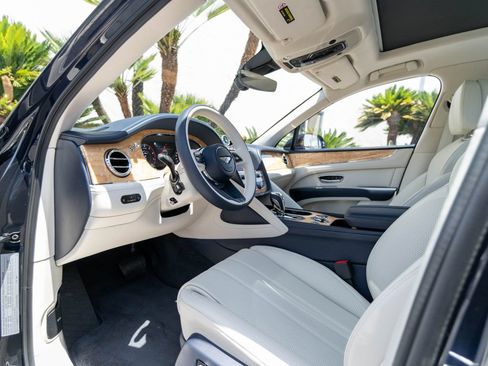 Used 2024 Bentley Bentayga AWD/4WD image 11