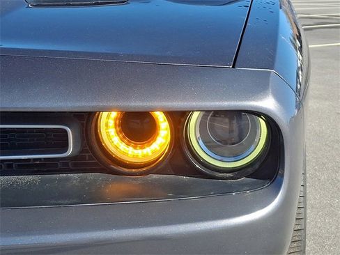 Used 2015 Dodge Challenger SXT image 9