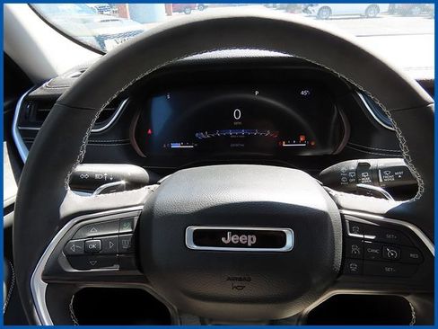 Used 2023 Jeep Grand Cherokee Limited AWD/4WD image 16