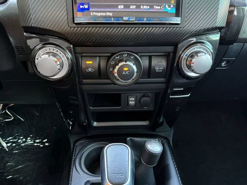Used 2018 Toyota 4Runner TRD Off-Road Premium w/ Convenience Package AWD/4WD image 33