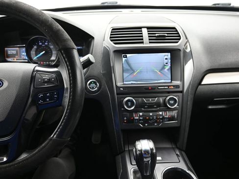 Used 2018 Ford Explorer XLT w/ Equipment Group 202A FWD image 21