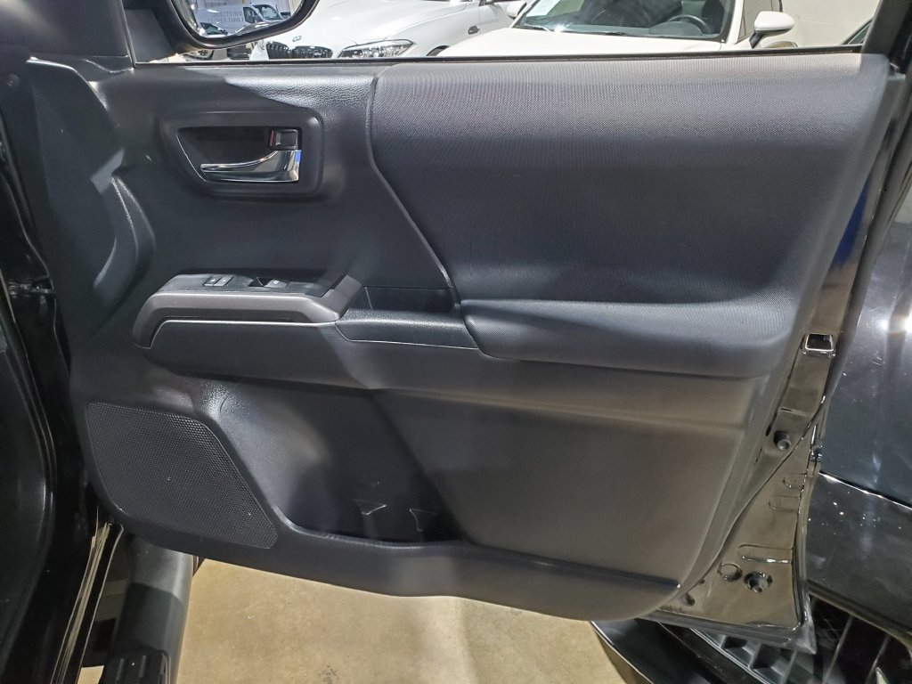 Used 2022 Toyota Tacoma TRD Off-Road AWD/4WD image 15