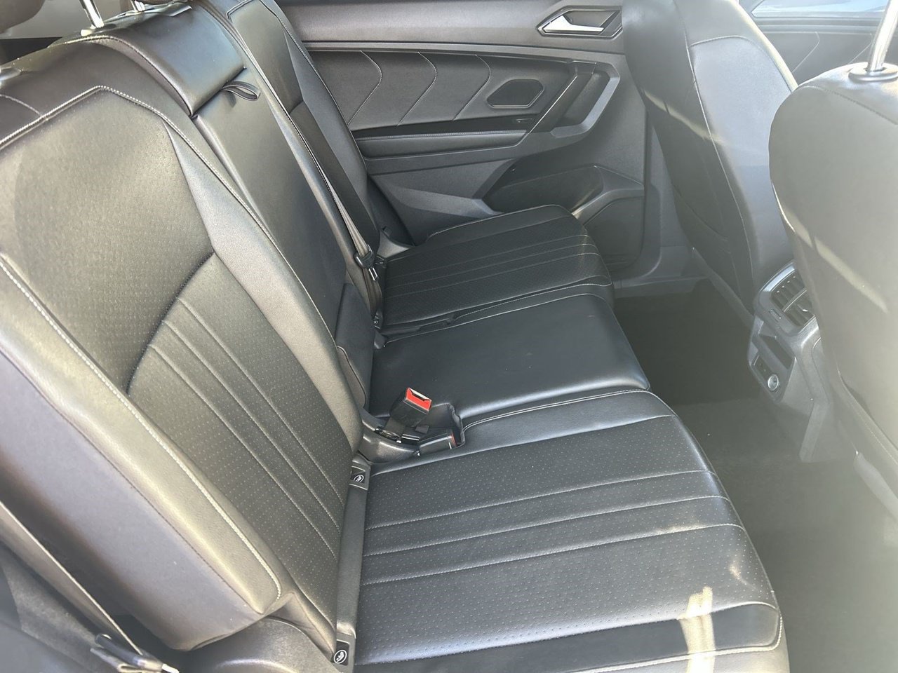 Used 2022 Volkswagen Tiguan SE w/ Panoramic Sunroof Package FWD image 10