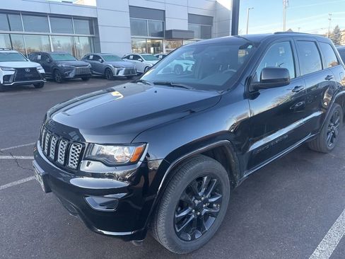 Used 2018 Jeep Grand Cherokee Altitude image 4