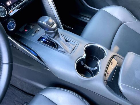 Certified 2022 Toyota Venza XLE image 16