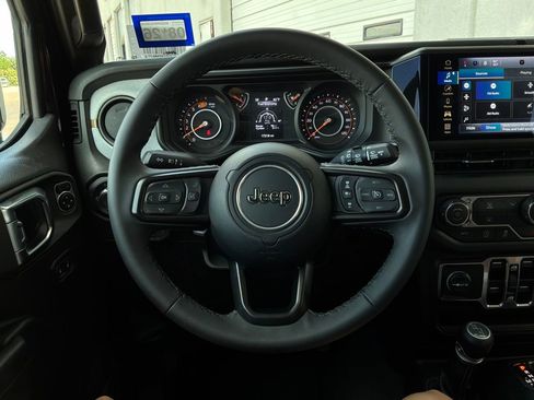Used 2025 Jeep Wrangler Sport S image 27
