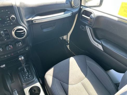 Used 2017 Jeep Wrangler Unlimited Sahara w/ Connectivity Group AWD/4WD image 20