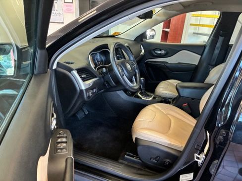 Used 2017 Jeep Cherokee Limited w/ Technology Group image 18