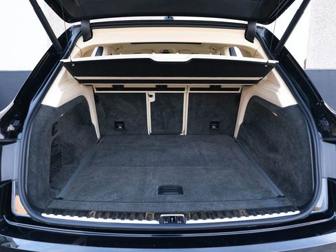 Used 2018 Bentley Bentayga image 26