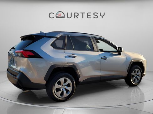 Used 2020 Toyota RAV4 LE image 5