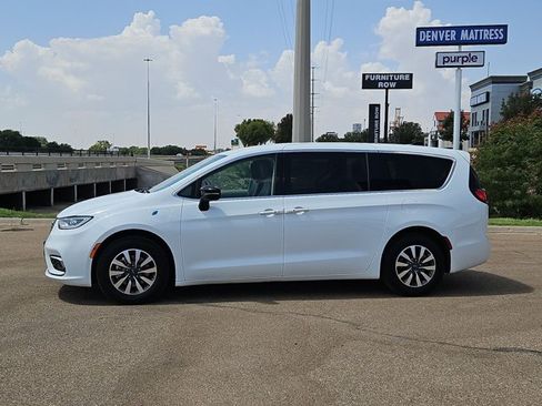 Used 2024 Chrysler Pacifica Limited FWD image 9